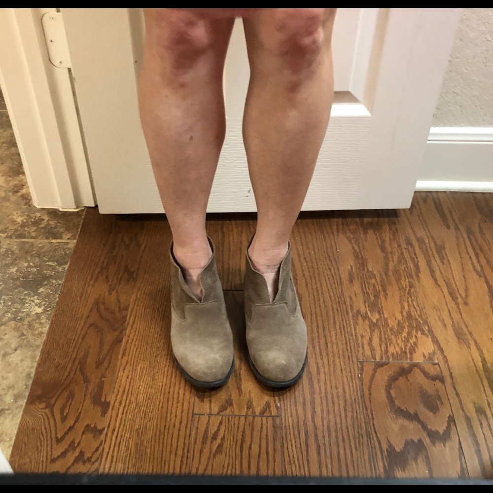 Jessica Simpson taupe booties